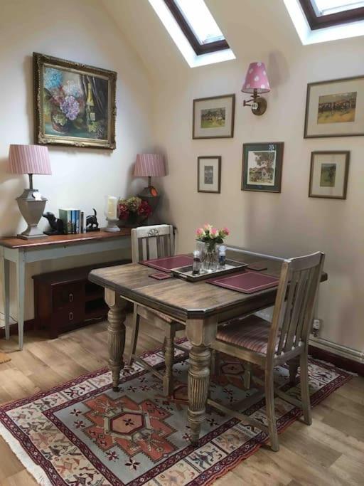 The Grooms Loft Self Contained Apartment Milton Abbas Bagian luar foto