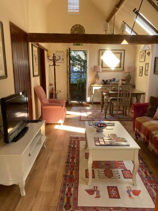 The Grooms Loft Self Contained Apartment Milton Abbas Bagian luar foto