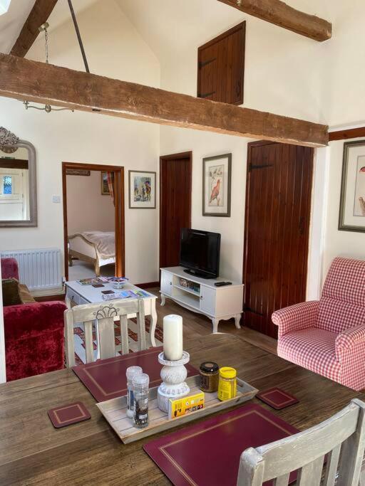 The Grooms Loft Self Contained Apartment Milton Abbas Bagian luar foto