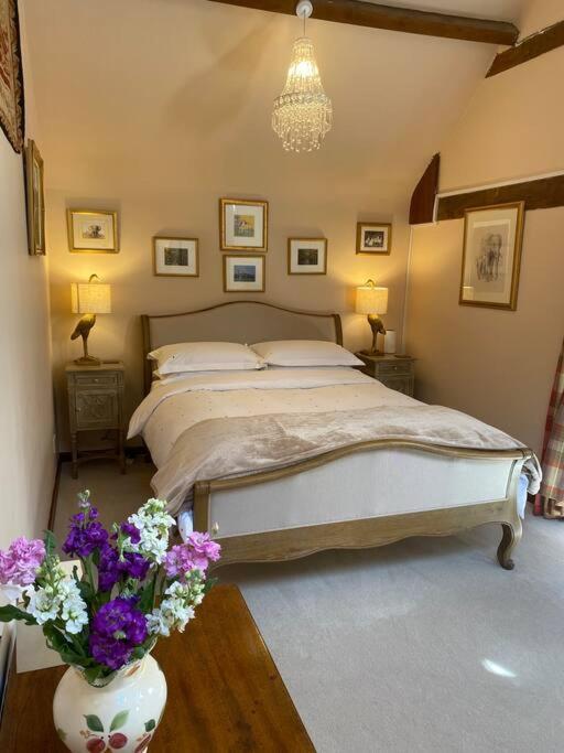 The Grooms Loft Self Contained Apartment Milton Abbas Bagian luar foto